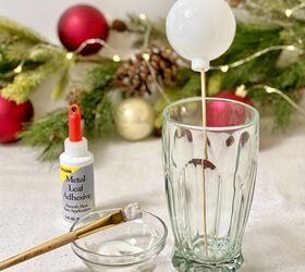 adornos navideos diy, Adorno con adhesivo sec ndose en una brocheta en un vaso