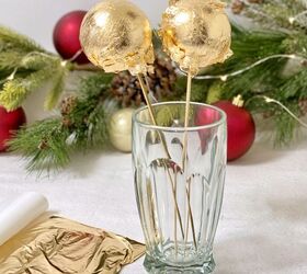 adornos navideos diy, Adornos con pan de oro en ellos durante en pinchos en un vaso