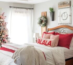 cmo decorar un rbol de navidad con rebaos, Dormitorio de Navidad rojo y blanco con rayas de Ticking y rbol flocado Midwest Life and Style Blog