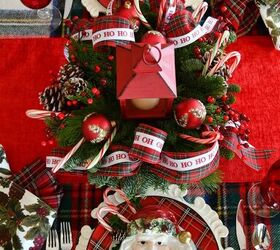 adorna un centro de mesa de hojas perennes para navidad