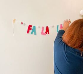 cmo hacer un bonito cartel navideo de fieltro, Cuelga una pancarta de fieltro