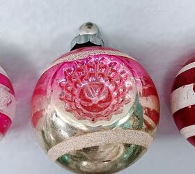 rbol de navidad con adornos vintage para colgar en la pared, Despu s de asegurar la parte superior de las bombillas cuelga con chinchetas