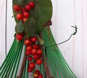 rbol de navidad rstico con cabeza de rastrillo reciclada, Utiliza alambre floral para fijar la vegetaci n o las bayas