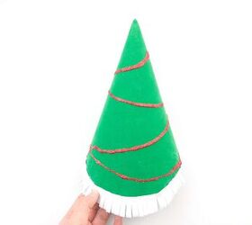 muestra tu espritu navideo con esta creativa manualidad de gorro de navidad, pegar flecos al gorro de navidad