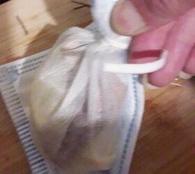 keep you re toilet clean with this clever christmas hack