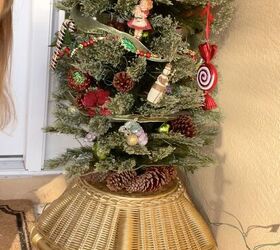 idea de decoracin navidea de la basura rbol de navidad diy, Pi as en la base del rbol de Navidad diy