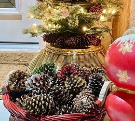 idea de decoracin navidea de la basura rbol de navidad diy, Manualidad de cesta de pi as para Navidad