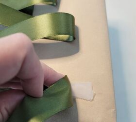 5 formas bonitas de envolver con papel de regalo marrn, rbol de cintas verdes sobre papel de regalo marr n