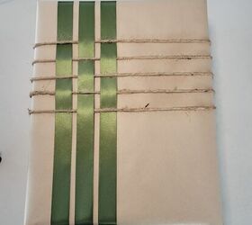 5 formas bonitas de envolver con papel de regalo marrn, Cinco filas de cordel y tres filas de cinta de raso verde sobre papel de regalo marr n