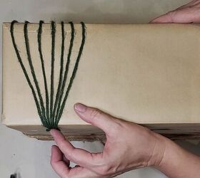 5 formas bonitas de envolver con papel de regalo marrn, Cordel verde en forma de rbol sobre papel de regalo marr n