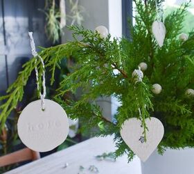 crea bonitos adornos navideos en tres sencillos pasos, rbol de Navidad y hermosos adornos de arcilla de aire blanco
