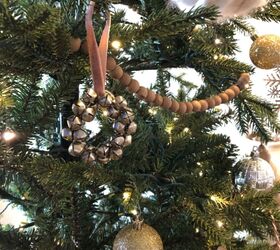 Servilleteros de campana convertidos en adornos para el árbol de Navidad