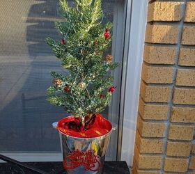 Mini árbol de Navidad para el porche DIY (¡principalmente productos de Dollar Tree!)
