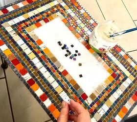 cmo decorar una mesa con mosaico, Colocar los azulejos