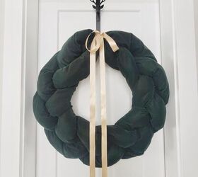 una elegante corona de invierno para la puerta, Corona para puerta de invierno de terciopelo verde con cinta de raso dorada