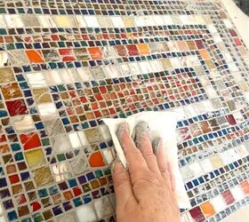 cmo decorar una mesa con mosaico, Limpiar el exceso de lechada
