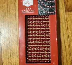 adornos de navidad reciclados de tapas de toallitas lysol papel de regalo y tarjeta, Guirnalda de cuentas rojas