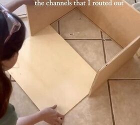 diy mudroom armarios, deslizando el fondo de contrachapado en la caja del caj n