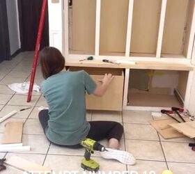 diy mudroom armarios, mujer rodeada de mi desastre de construcci n ajusta los cajones