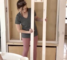 diy mudroom armarios, mujer mostrando la puerta del armario de barro Diy Marco con el montaje de agujeros de bolsillo