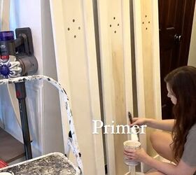 diy mudroom armarios, imprimar las puertas de los armarios