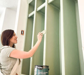 diy mudroom armarios, mujer pinta los empotrados del cuarto de barro con pintura Behr