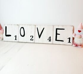 DIY Scrabble Wood Tile Love Sign para San Valentín