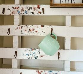 diy estante para tazas de caf estilo granja, Necesitas una idea bonita para tu barra de caf Coge el siguiente estante de palets que encuentres y haz este estante para tazas de caf de estilo r stico