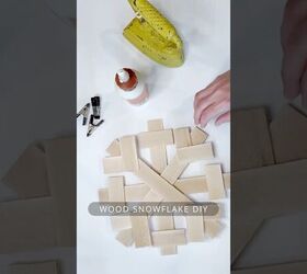 Cómo hacer una decoración de copos de nieve con calzos de madera