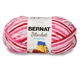 guirnalda de pompones en forma de corazn fcil y brillante, Bernat Blanket Ribbon Yarn en Raspberry Ribbon