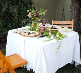 cena romntica en casa, Cena rom ntica al aire libre en casa bajo un rbol Utilizando una mesa de cartas con madera debajo de un lado para nivelar la mesa