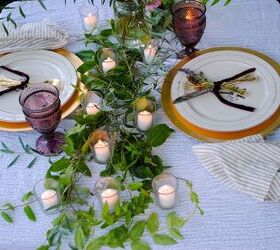 cena romntica en casa, Enredaderas en el centro de la mesa con velas votivas para una cena rom ntica al aire libre en casa