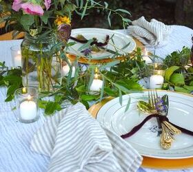 cena romntica en casa, Verdes cortados por el centro de la mesa con mini velas copas moradas