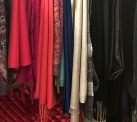 cmo desordenar tu armario para que puedas amar tus cosas, Aqu est n mis bufandas y pashminas colgadas en perchas de terciopelo y ordenadas por color