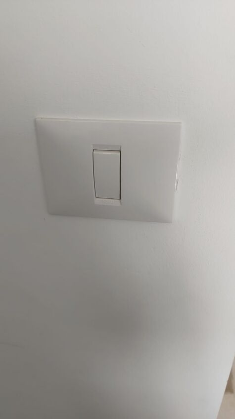my light switch makes a crackling sound what does this mean