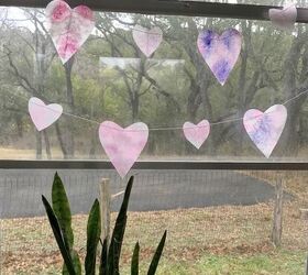 guirnalda de corazones de san valentn divertida y sencilla, Haz una bonita guirnalda de corazones de San Valent n para colgarla en la ventana y que capte la luz del sol WildflowersandWanderlust com