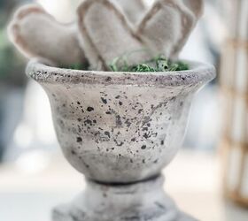 como hacer corazones rusticos para san valentin, FLORERO DE PEDESTAL DE GRES CON 3 CORAZONES COSIDOS DE TELA DE GOTA