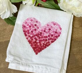 paos de cocina bonitos y fciles para san valentn, El trapo de cocina de San Valent n con la pintura seca y listo para usar en la cocina