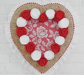caja de chocolate de imitacin diy corona de corazn, Guirnalda de corazones de San Valent n DIY con marco de cuerda de yute y rosas de fieltro rojas y blancas