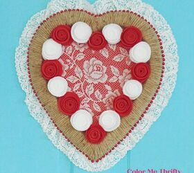 caja de chocolate de imitacin diy corona de corazn, Corona de corazones para San Valent n con rosas de fieltro rojas y blancas y un marco de cuerda de yute