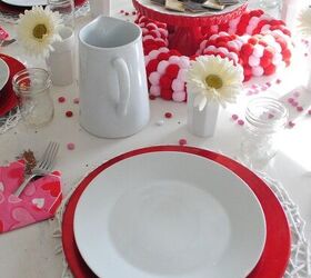 mesa de san valentn rosa y roja para nios, platos blancos