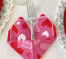 mesa de san valentn rosa y roja para nios, Servilletas de papel de San Valent n dobladas en forma de coraz n