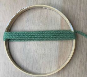 anillo de lana moderno para colgar en la pared, el hilo se enrolla 5 veces alrededor del aro de madera y se aplica cinta adhesiva de doble cara en la mayor parte del lateral