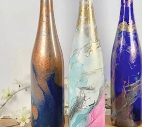 bricolaje de botellas hidrodispersables con pintura en spray barato y fcil, 3 botellas hidro sumergidas en la mesa con flores blancas