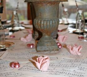 thrifted goodies utilizando piezas de lino vintage para hacer un camino de mesa, decoraci n de mesa para san valent n