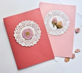 cmo hacer una sencilla tarjeta de san valentn con flores prensadas, 2 tarjetas hechas a mano con blondas y flores prensadas pegadas