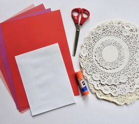 cmo hacer una sencilla tarjeta de san valentn con flores prensadas, blondas cartulina sobre tijeras y pegamento en barra