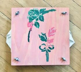 cmo hacer una sencilla tarjeta de san valentn con flores prensadas, flores rosas prensadas sobre suelo de madera