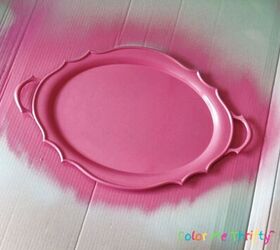 bandeja de tienda de segunda mano con pintura en aerosol, bandeja plateada con una capa de pintura rosa en spray