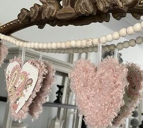 corazones bonitos y fciles para san valentn, Una guirnalda de cuentas de madera con corazones de San Valent n sobre un espejo